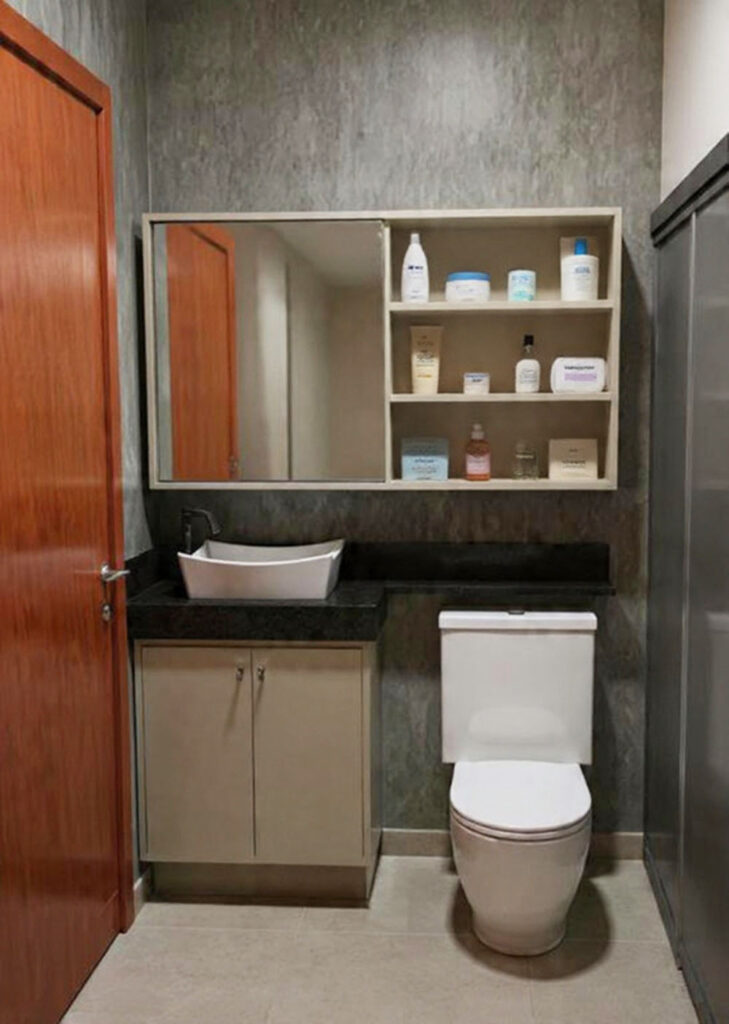 Como organizar casas pequenas: guia completo para aproveitar melhor cada espaço armário espelho organização banheiro pequeno planejados.jpg