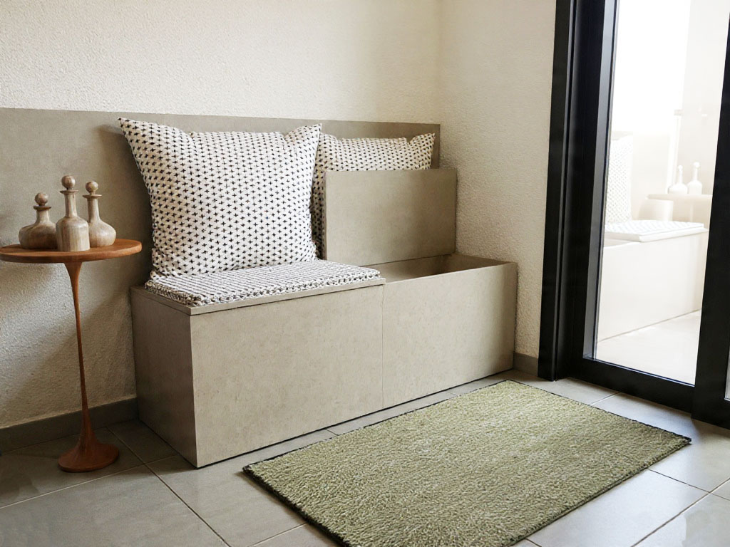 Móveis planejados para apartamentos pequenos: 10 ideias para aproveitar cada espaço banco baú sala apartamento pequeno planejado.jpg