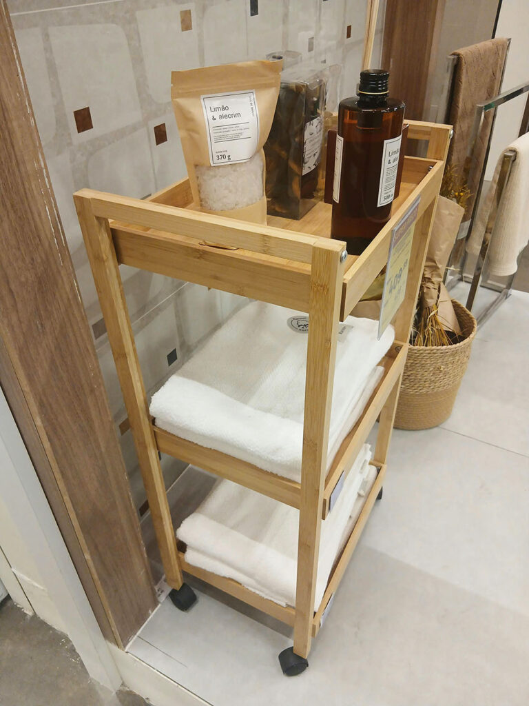 Como organizar lavanderia pequena: 8 ideias práticas para ganhar espaço carrinho multiuso organização lavandeira pequena planejados