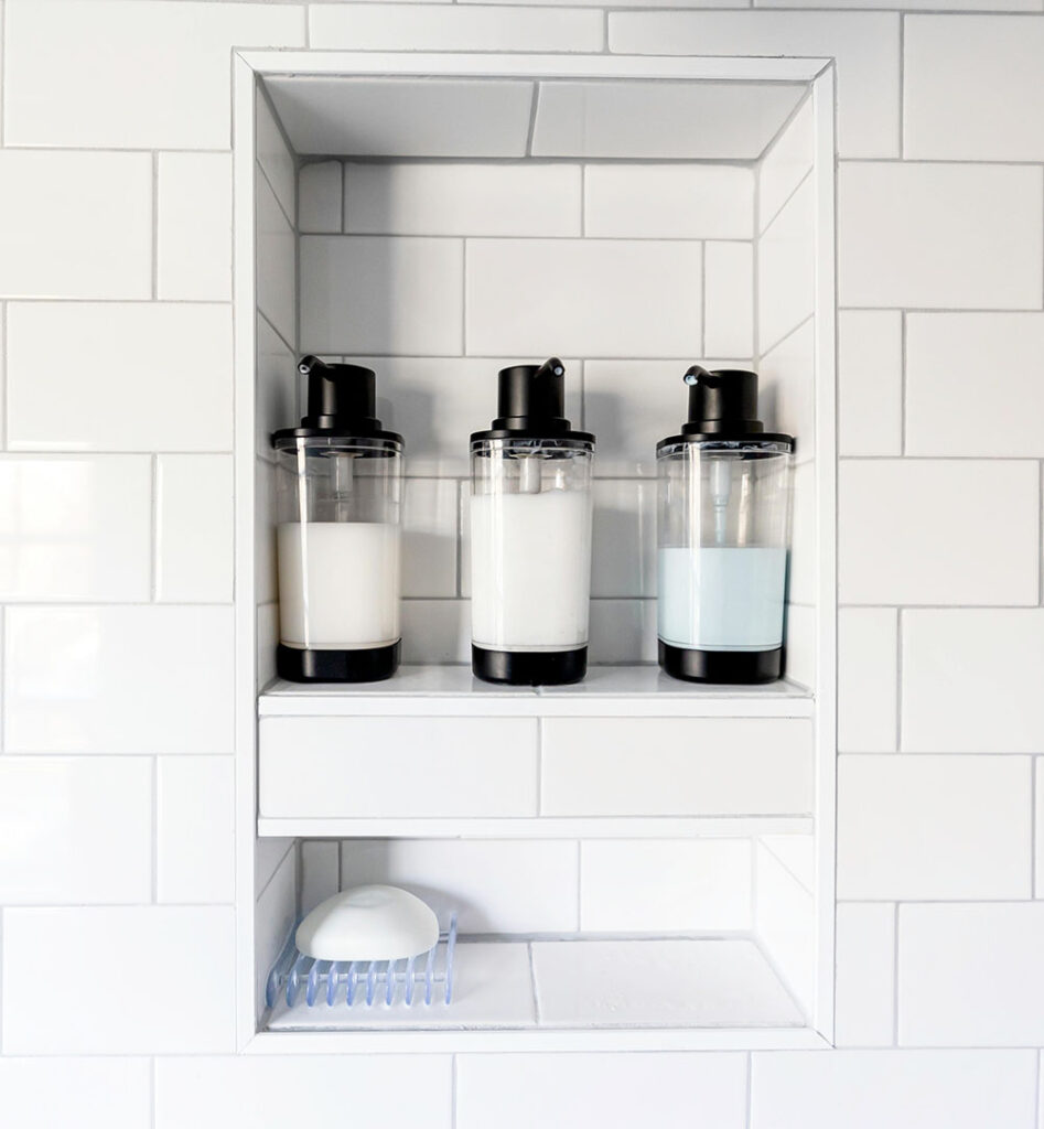 nichos embutidos no box organização banheiro pequeno planejados.jpg