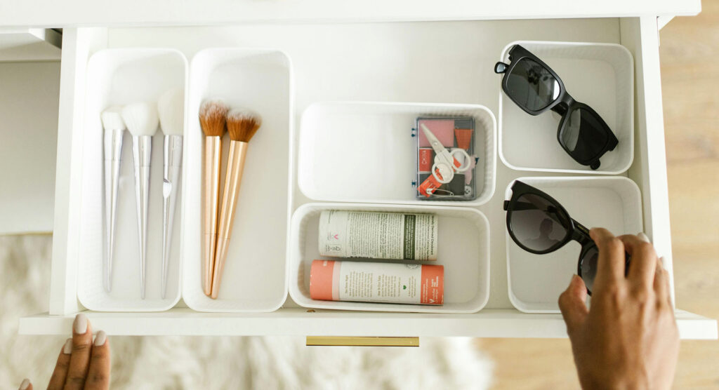 organizadores dentro gavetas banheiro pequeno planejados.jpg