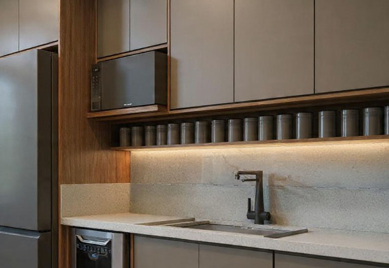 Como organizar cozinha pequena: 7 soluções inteligentes para ganhar espaço organizar cozinha pequena com prateleiras e utensílios