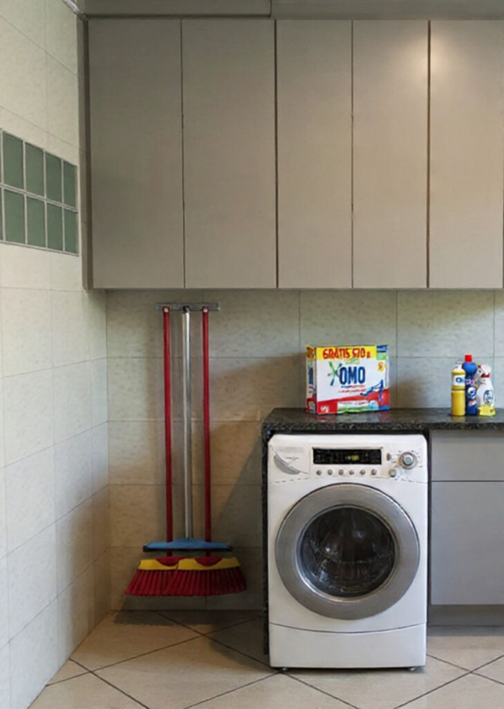 Como organizar lavanderia pequena: 8 ideias práticas para ganhar espaço suporte parede vassoura organização rodo lavanderia pequena planejados