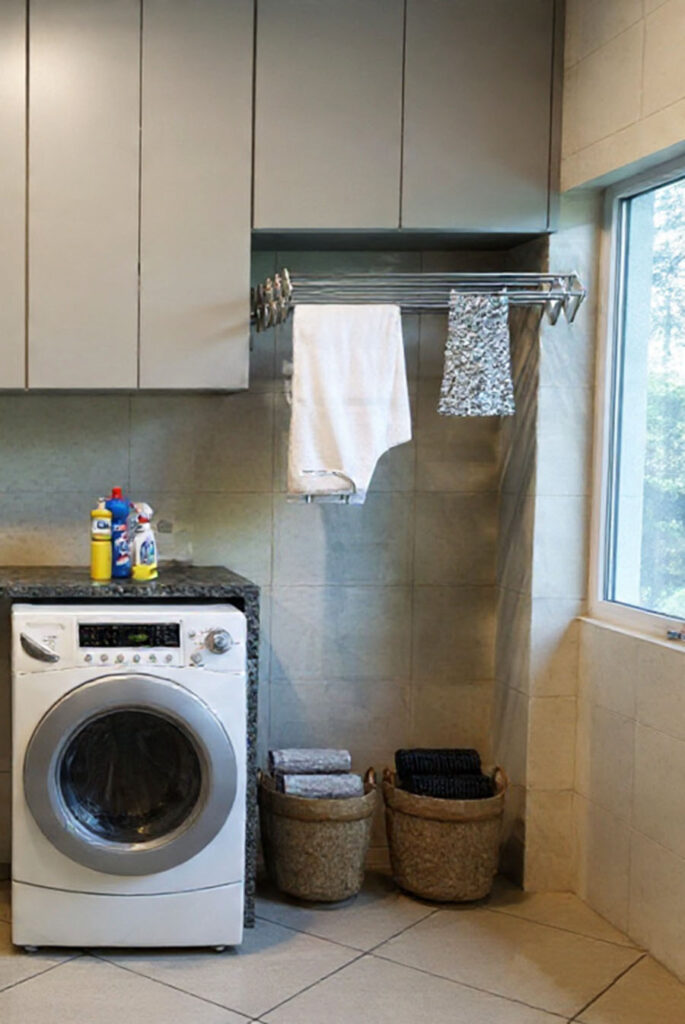 Como organizar lavanderia pequena: 8 ideias práticas para ganhar espaço varal dobrável cesto roupa organização planejados
