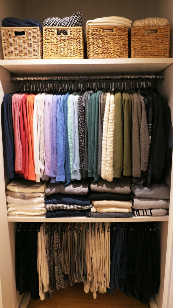 roupas organizadas por categoria guarda roupa pequeno planejados.jpg