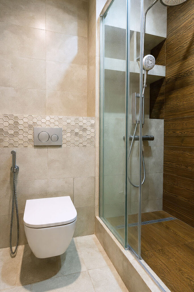 Como organizar banheiro pequeno: 7 soluções práticas para ganhar espaço organizar banheiro pequeno com prateleiras e nichos.jpg